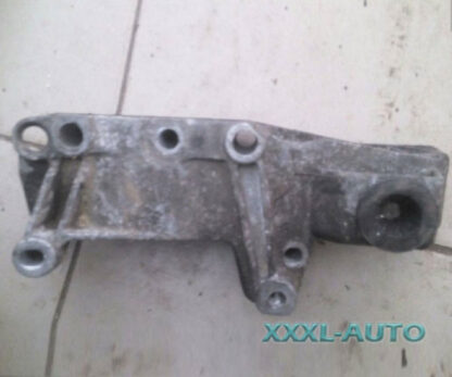 Фото Кронштейн двигуна правий Renault Trafic 8200281990